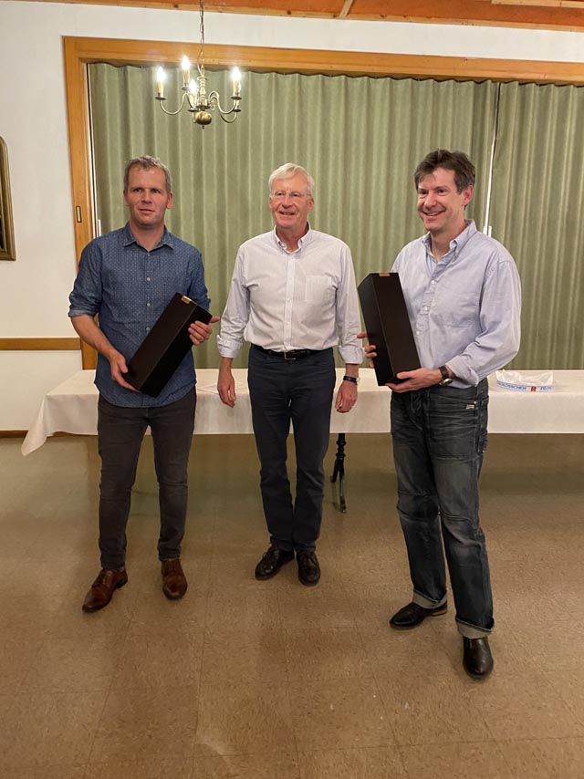 Präsident Urs Hofer übergibt dem Organisator, Peter Büchli, und dem Moderator und Leiter der Degustation, die wohlverdienten Präsente. Foto: zVg