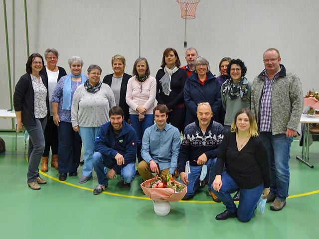 Gruppenbild der verabschiedeten Behörden- und Kommissionsmitglieder. Foto: zVg
