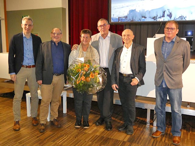 Verabschiedung (von links): Gemeinderat Oliver Brem, Gemeinderat Willy Burkhalter, das Ehepaar Käthy und Stefan Moser (scheidender Vizeammann), Gemeindeammann Arpad Major und Gemeinderat Raphael Lemblé. Foto: Jörg Wägli