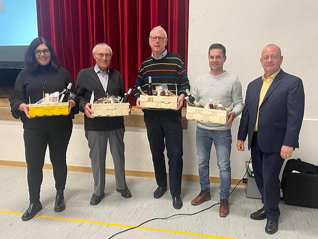 Verabschiedet wurden (von links): Gemeinderätin Angela Hurschler, 8 Jahre (2014 - 2021); Stimmenzähler Vincenz Hasler, 32 Jahre (1990 – 2021); Steuerkommission Werner Gautschi, 40 Jahre (1982–2021); Finanzkommission Rolf Leu­­bin, 19 Jahre (2003–2021). Ganz rechts: Gemeindeammann René Heiz. Es fehlen: Steuerkommission Marco Sibold, 8 Jahre (2014–2021); Schulpflege Sonja Kobler, 12 Jahre (2010–2021). Foto: zVg