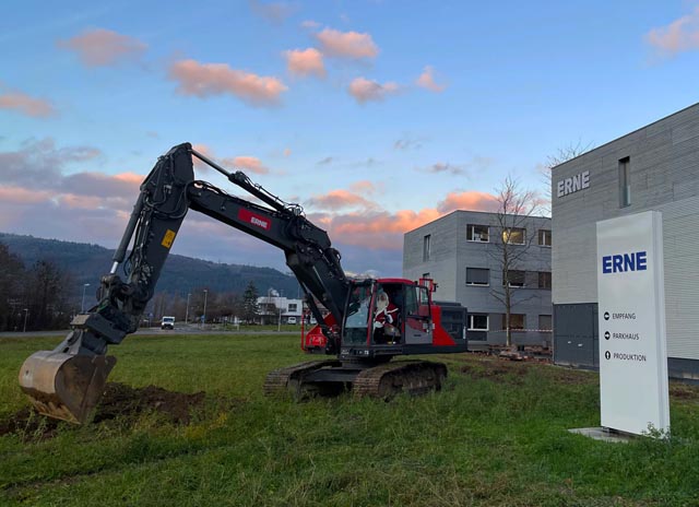 Der Samichlaus höchstpersönlich nahm den Spatenstich vor. Foto: zVg