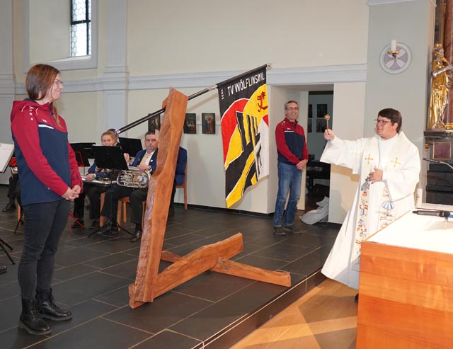 Fahnenweihe durch Pfarrer Adrian Bolzern. Foto: zVg