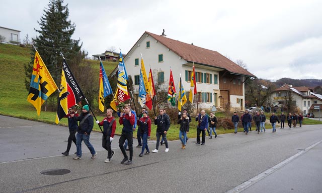Fahnenmarsch von der Kirche Wölflinswil zur Turnhalle. Foto: zVg