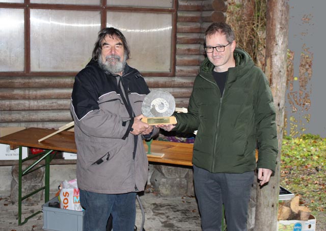  Jürg Erdin (rechts) übernimmt den Wanderpokal von Verbandspräsident Meinrad Bärtschi. Foto: Dieter Deiss 