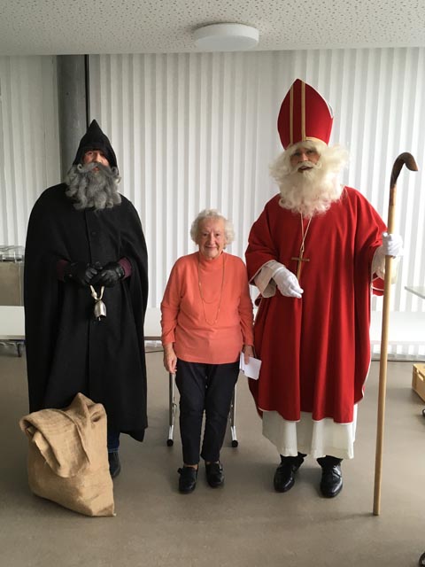 Sivia Pfaff begeisterte Samichlaus, Schmutzli und alle Anwesenden mit ihrem selbstverfassten Gedicht. Foto: zVg  