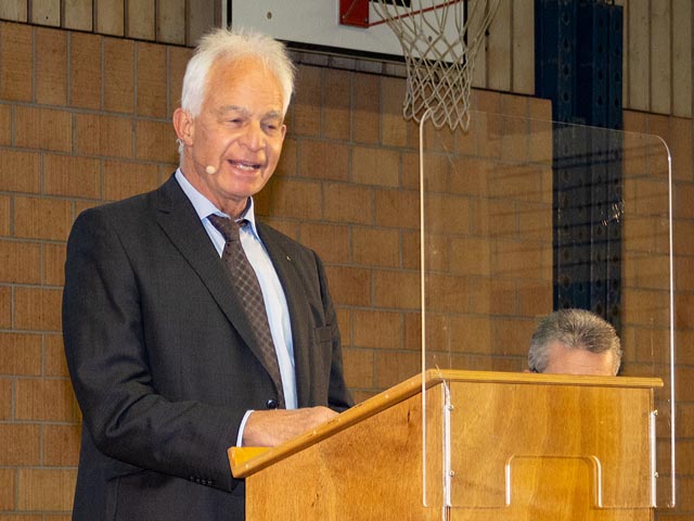 Noch einmal am Rednerpult: Vizeammann Christian Fricker. Foto: Paul Gürtler