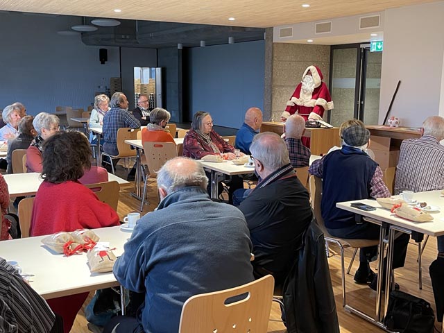 Die Möhliner Senioren erhielten Besuch vom Samichlaus. Foto: zVg