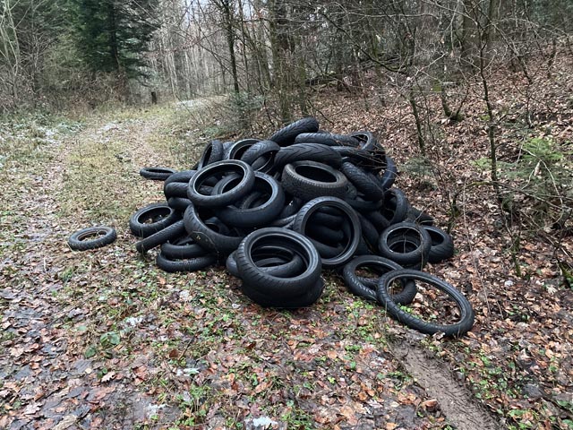 Die illegal entsorgten Altpneus. Foto: Polizei Oberes Fricktal