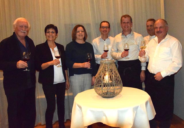 Der Vorstand in der aktuellen Zusammensetzung: Hans Suter, Lucia Brack, Ursi Pfister, Reto Pfister (Präsident), Peter Büchli (Vizepräsident) und die beiden Weinbauern Reto Heuberger und Hans Amsler (von links).  Foto: st