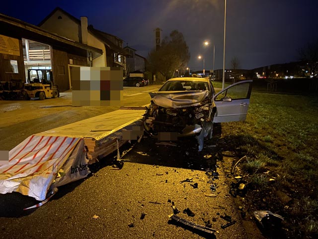 Der Fahrer wurde beim Aufprall seines Autos auf das Holzpaket verletzt. Foto: Polizei