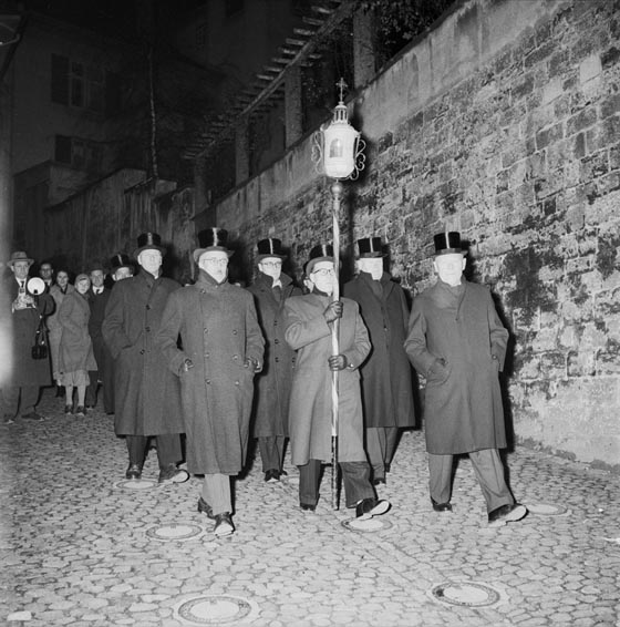 Mit einer sogenannten Pestlaterne zieht die Sebastiani-Bruderschaft durch die Stadt Rheinfelden und erinnert an den Kampf gegen die Pestepidemie im Jahr 1541, 24. Dezember 1955. Foto: unbekannt © StAAG/Ringier Bildarchiv