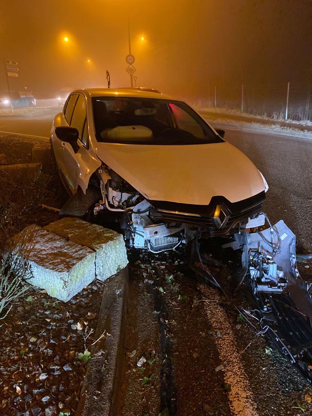 Der Personenwagen erlitt bei dem Selbstunfall Totalschaden. Foto: Polizei