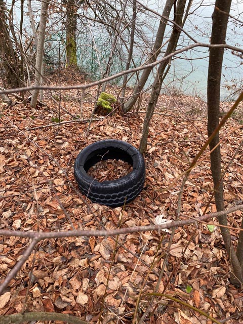 Ein offenbar während der Fahrt verlorenes Rad beschädigte ein entgegenkommendes Fahrzeug. Foto: Polizei