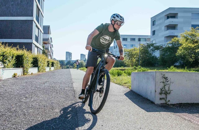 Bild: Ab 1. April müssen E-Bike-Fahrer auch tagsüber das Licht einschalten. Foto: veloplus/Martin Bissig