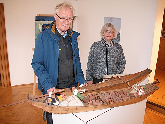 Hannes Burger und Ariane Dannacher vor den Modellen zweier Weidlinge im Museum Schiff.  Foto: Peter Schütz