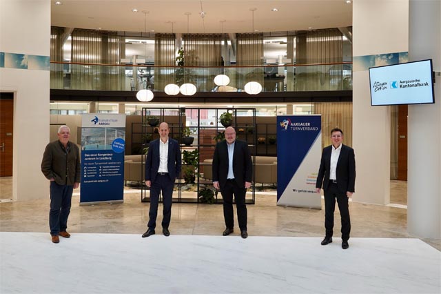 Vertragsunterzeichnung in der neuen AKB-Schalterhalle in Aarau (von links): Marcel Suter (Leiter Mittelbeschaffung ATV), Dieter Widmer (Direktionspräsident AKB), Jörg Sennrich (Verbandspräsident ATV) und Daniel Fuhrer (Leiter Sponsoring/Events AKB). Foto: © Fabian Weber