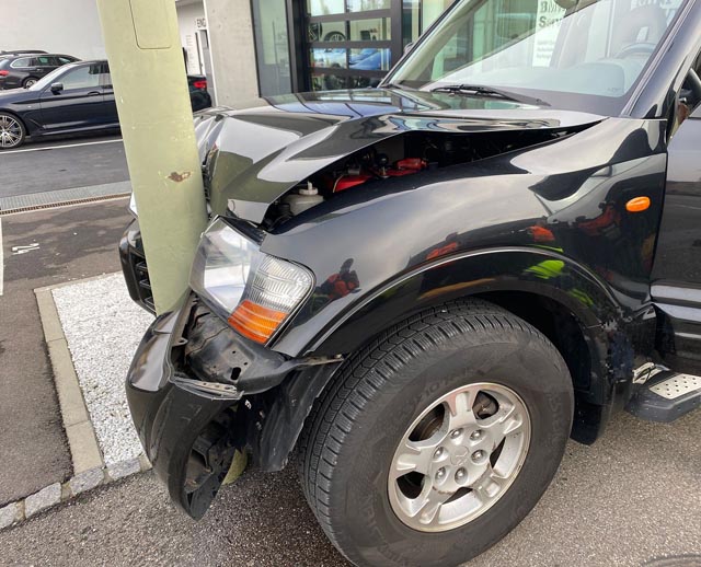 Der Fahrer dieses Personenwagens verstarb nach dem Selbstunfall noch an der Unfallstelle. Foto: Polizei