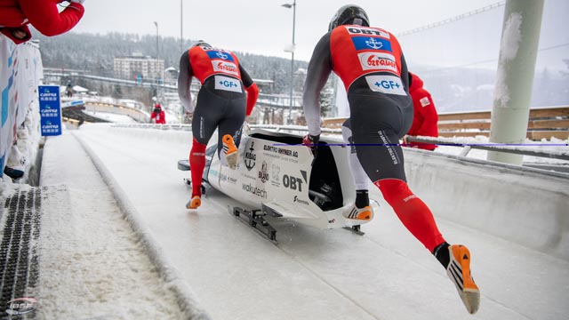 Sandro Michel (rechts) ist die Maschine, die das Boot von Steuermann Michi Vogt im Zweier- und Viererbob in Fahrt bringt. Foto: zVg