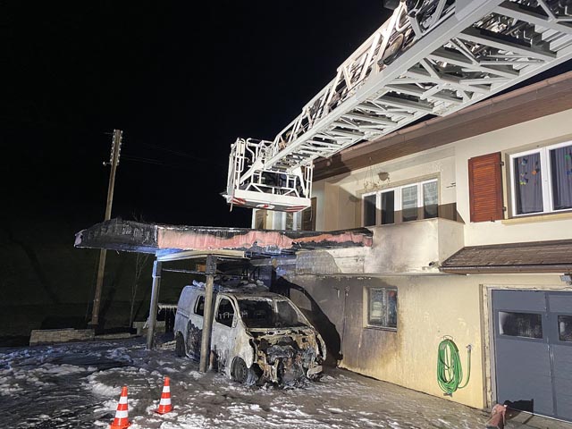 Der Lieferwagen wurde bei dem Brand zerstört. Foto: Polizei