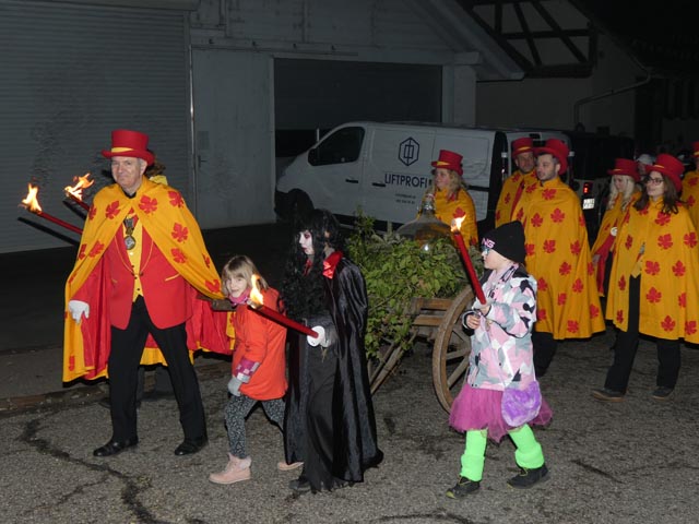 Die Mostflasche mit dem Fasnachtsgeist wird zum Joggeliplatz gebracht. Foto: Jörg Wägli