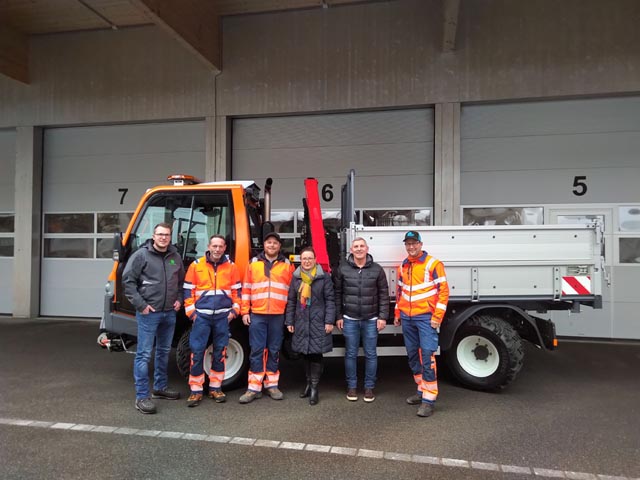 Gemeindepräsidentin Gisela Taufer und die Werkhofmitarbeiter freuen sich über das neue Fahrzeug. Foto: zVg