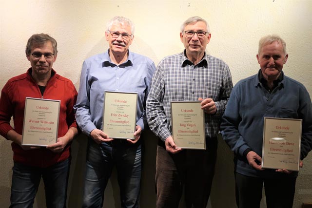 Die neuen Ehrenmitglieder (v.l.): Werner Wettstein, Fritz Zwicky, Jörg Vögeli, Hansruedi Benz. Foto: zVg
