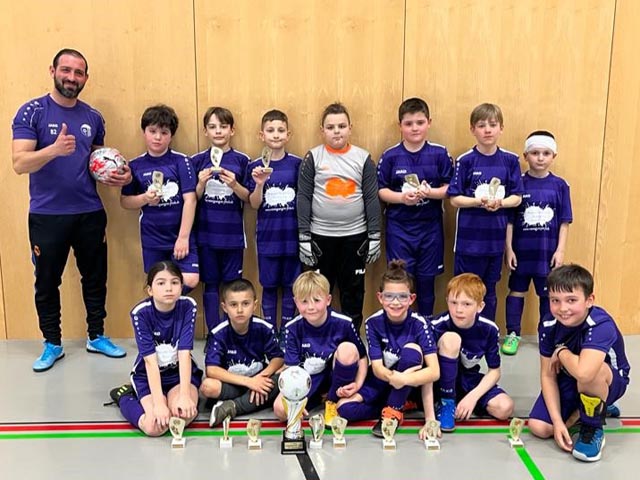 Die Eiker E-Junioren mit Trainer Sergio Vega. Foto: zVg