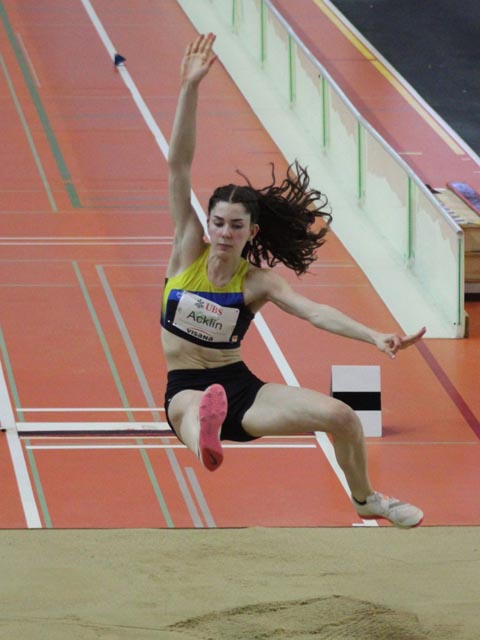 Weiter Sprung: Lucia Acklin holt Silber im Weitsprung. Foto: Stefan Hoenke