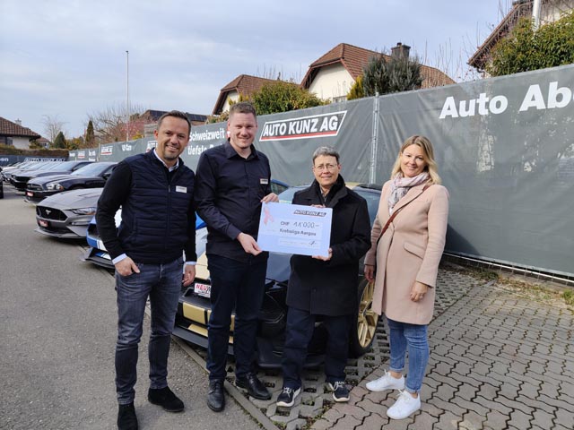 David Rygula (CEO) und Martin Büchel (Verkaufsleiter) Auto Kunz, Daniela Mustone (Geschäftsführerin) und Sandra Donat (Leiterin Kommunikation & Fundraising) Krebsliga Aargau. Foto: zVg