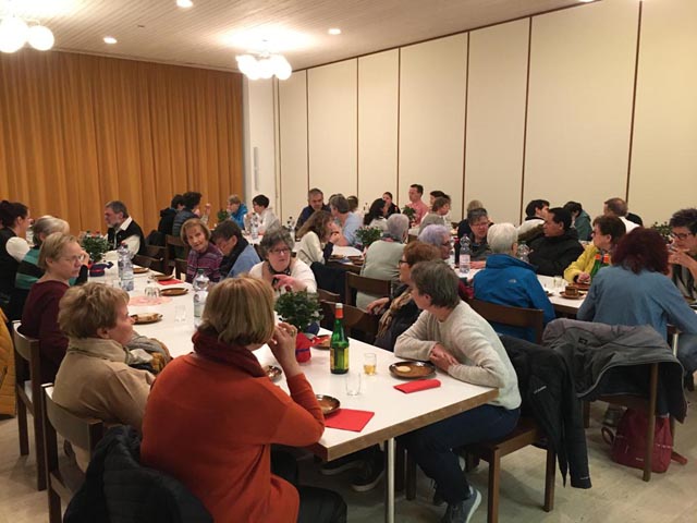 Nach dem Gottesdienst gab es ein gemütliches Beisammensein mit einem typisch britischen Imbiss. Foto: Christina Kessler