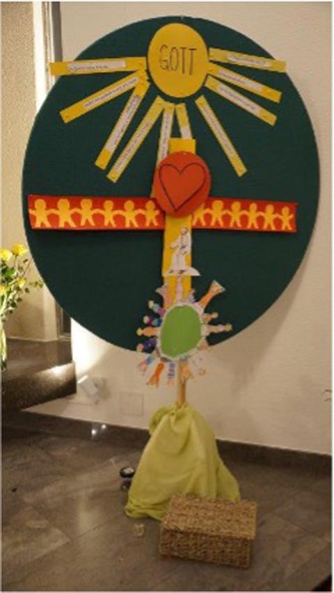 Das Kreuz stand im Mittelpunkt der ersten Gottesdienstes. Foto: zVg