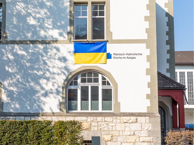 Das Verwaltungsgebäude der Römisch-Katholischen Landeskirche des Kantons Aargau an der Feerstrasse 8 in Aarau weist mit einer Flagge auf die Verbundenheit mit der Ukraine hin. Foto: Fabio Baranzini