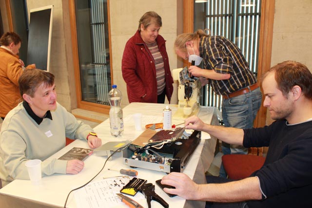 Ein schwieriger Fall: Der CD-Player will nicht mehr.  Foto: Sonja Fasler