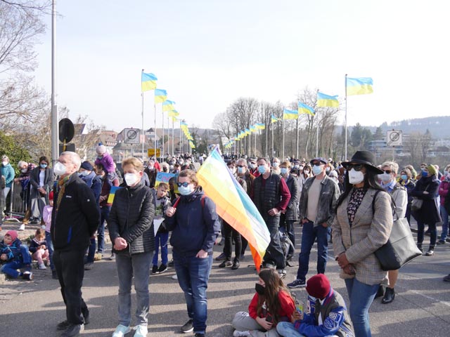 Hunderte Menschen waren zur alten Rheinbrücke gekommen, um gegen den Krieg und für den Frieden in der Ukraine zu demonstrieren. Foto: Jörn Kerckhoff