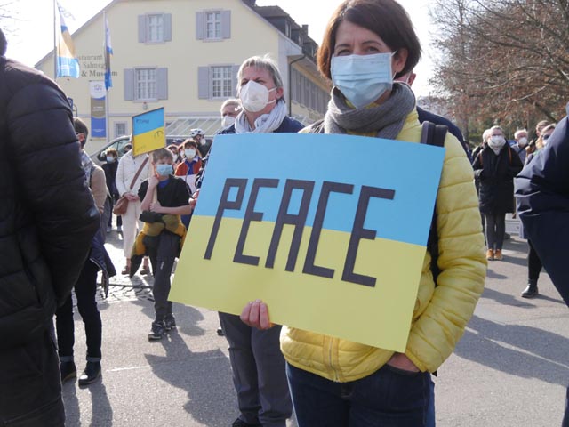 Die Farben blau und gelb und das Wort Frieden (Peace), mehr braucht es in diesen Tagen nicht. Foto: Jörn Kerckhoff