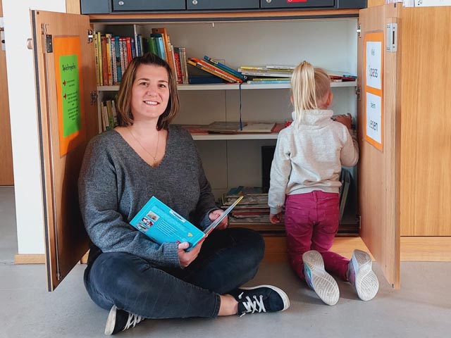 Initiantin Tanja Wenger vor dem «Brinf- &amp; Hol»-Regal. Foto: zVg