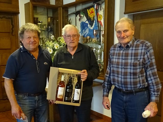 Das Siegertrio: Hans Hauser aus Eiken (in der Mitte), flankiert rechts vom «Schlienger Martin», von Hellikon mit dem zweiten Platz und «Erni Guido», von Schupfart, mit dem dritten Rang. Foto: zVg