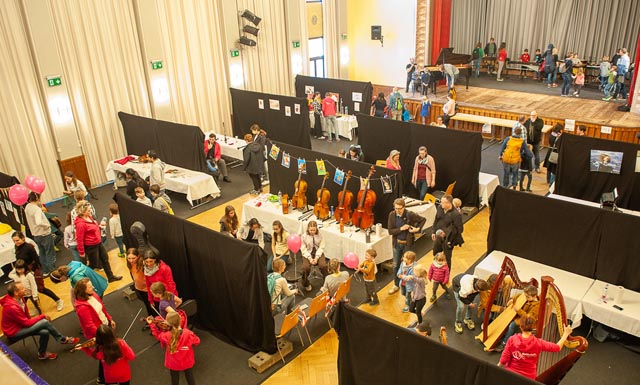 Es ging zu wie auf dem Bahnhof bei der Musikmesse im Bahnhofsaal. Foto: zVg