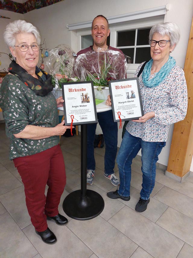 Die neu ernannten Ehrenmitglieder Angie Weber und Margrit Obrist mit Präsident Reto Weiss. Foto: zVg