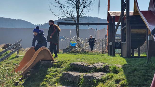 Kinder aus der Ukraine beim Spielen auf dem Spielplatz des Sport- und Freizeitcenters Bustelbach in Stein. Foto: zVg
