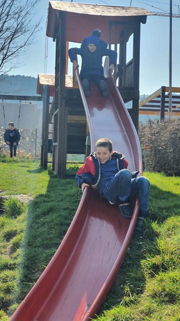 Kinder aus der Ukraine beim Spielen auf dem Spielplatz des Sport- und Freizeitcenters Bustelbach in Stein. Foto: zVg