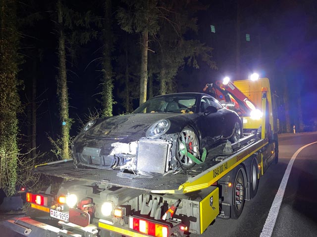 Aus dem Kauf des Porsches dürfte nach dem Selbstunfall während der Probefahrt wohl nichts mehr werden. Foto: Polizei