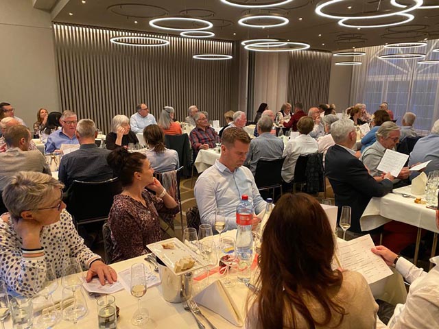 Erwartungsvolle Mitglieder an den geschmackvoll dekorierten Tischen, liessen sich vom Referenten mitreissen. Foto: zVg