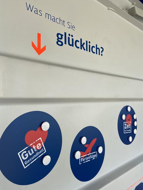 Der Ausstellungscontainer der Suffizienz-Roadshow «HappyLess» - demnächst in vier Jurapark-Gemeinden unterwegs. Foto: © Jurapark Aargau