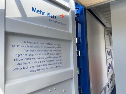 Der Ausstellungscontainer der Suffizienz-Roadshow «HappyLess» - demnächst in vier Jurapark-Gemeinden unterwegs. Foto: © Jurapark Aargau