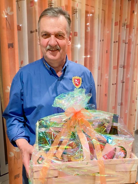 Zunftmeister Fredy Künzli mit Präsentkorb. Foto: zVg