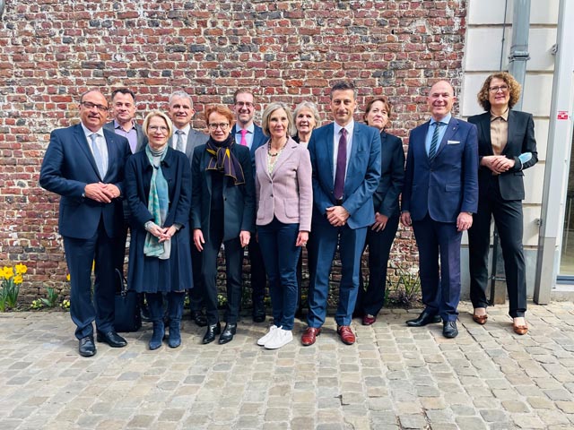 Gruppenfoto Delegationsreise (von links): Markus Dieth, Kaspar Sutter, Livia Leu, Beat Jans, Eva Herzog, Conradin Cramer, Maya Graf, Brigit Wyss, Jacques Gerber, Barbara Schüpbach, Anton Lauber, Rita Adam. Foto: zVg