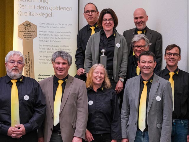 Der neue Zentralvorstand von Bienen Schweiz: vorne von links: Silvio Streiff, Mathias Götti Limacher, Eva Sprecher, Alfred Höhener, Markus Michel; hinten von links: Christoh Villiger, Claudia Bregy-Eyer, Max Meinherz, Martin Schwegler. Foto: zVg