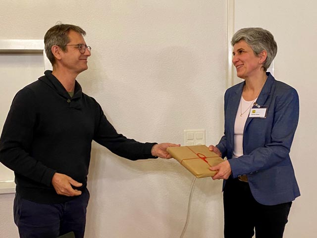 Der neue Präsident Albi Wuhrmann überreicht der abtretenden Präsidentin Daniela Müller Brodmann ein Abschiedsgeschenk. Foto: zVg