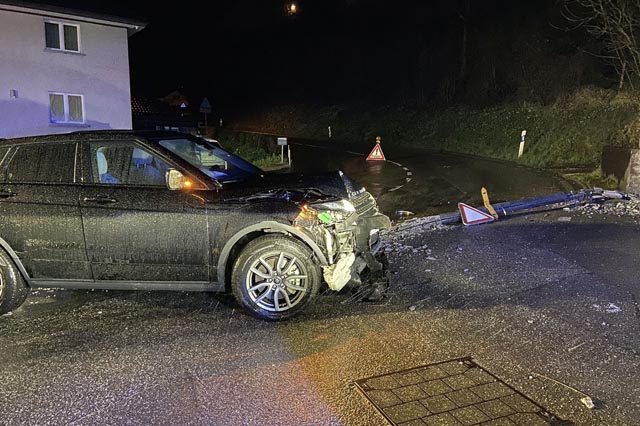 Nach der zweiten Kollision war der SUV nicht mehr fahrbar. Foto: Polizei BL